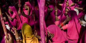 indian women paddles