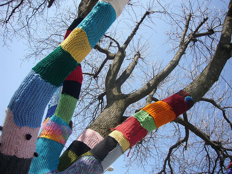 Photo of Yarn-knot tree, by Shrewdcat, CC BY-SA 3.0, Wikimedia Commons.
