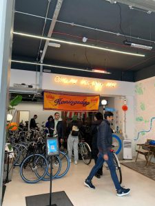 Picture of people standing at the entrance of the Swapfiets shop